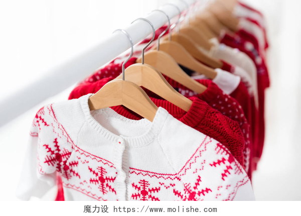 挂满红色圣诞针织毛衣的衣架红色圣诞针织服装衣架